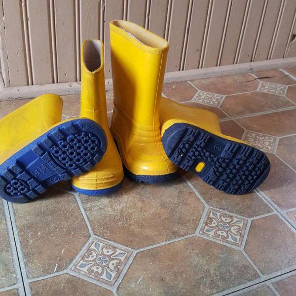 Size 5 rubber boots $5 each