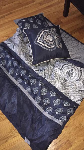 Queen/Full size comforter set