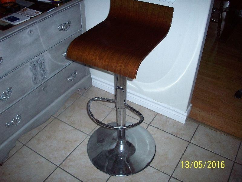 adjustable height barstool with footrest