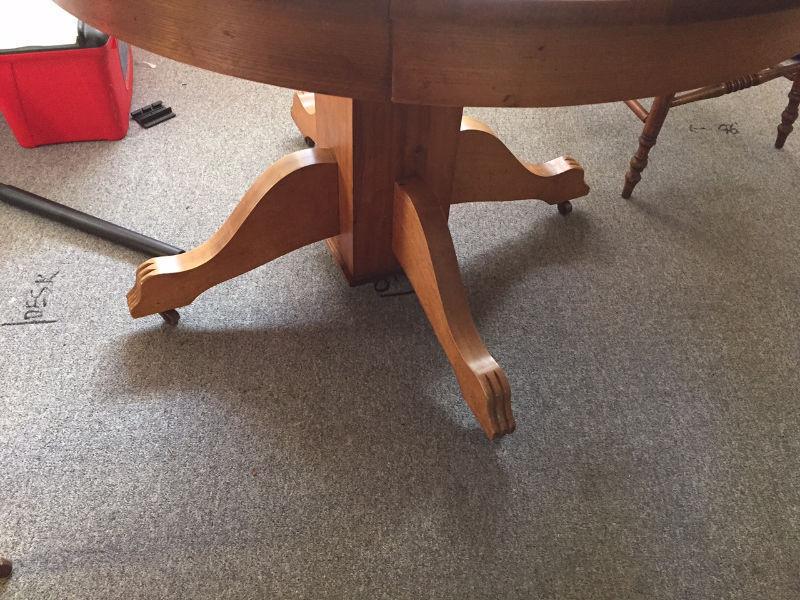 Antique Claw Foot Table with 2 extension leafs (sp?)
