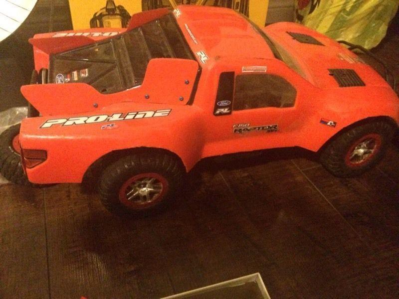 TRAXXAS SLASH 4X4 COMES WITH EVERYTHING