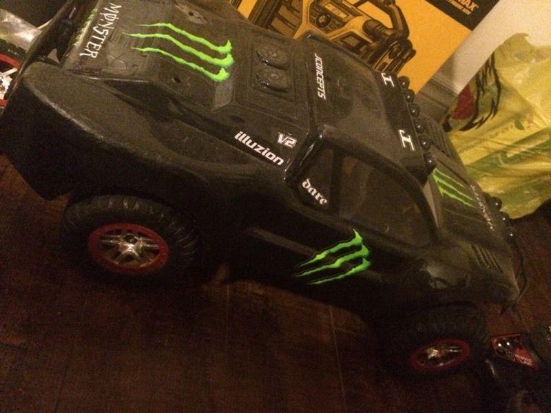 TRAXXAS SLASH 4X4 COMES WITH EVERYTHING
