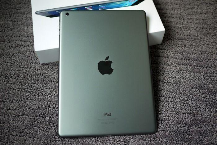 Apple iPad Air 32 GB Space Grey with Smart Cover