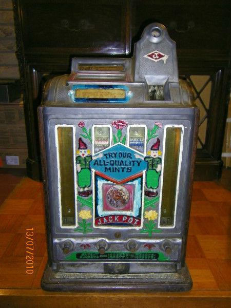 WANTED :Antique old slot machines: Working or non working !