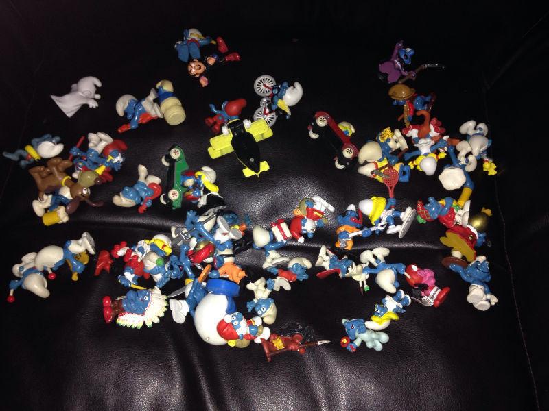 Set of 54 smurf collectables !