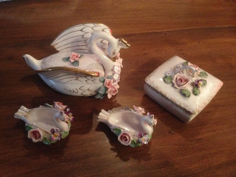 Vintage 4 piece vanity set of Lefton China Swans with roses