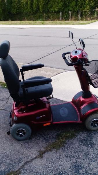 Auriga 10, 4 Wheel mobility Scooter 2 years old i selling wit