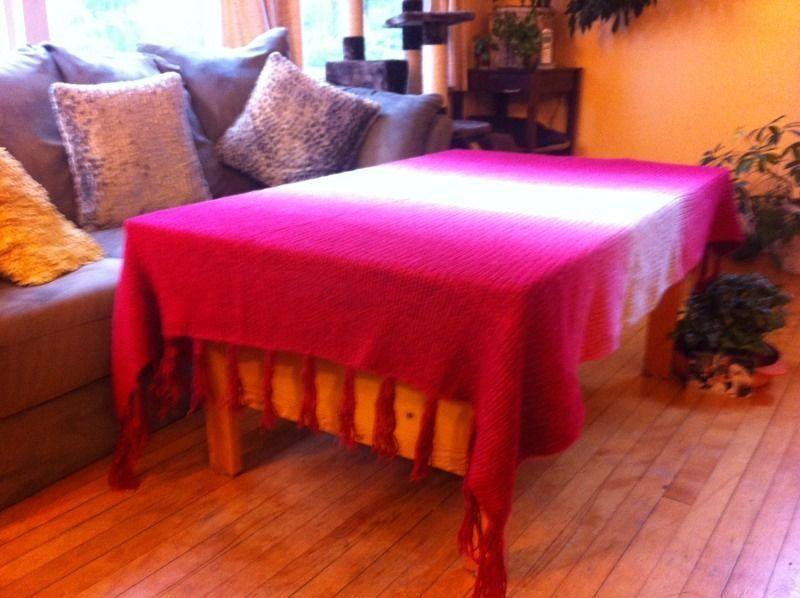 Like new! Gorgeous, cozy throw in fabulous colours