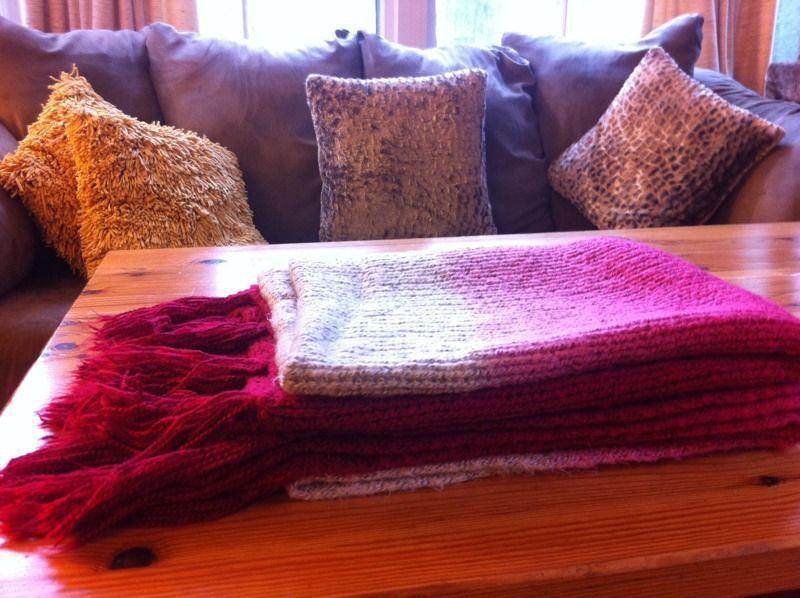 Like new! Gorgeous, cozy throw in fabulous colours