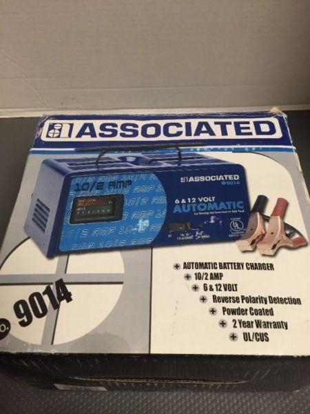 NEW Associated 9014 battery charger