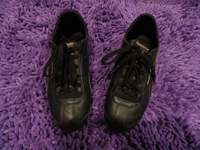 Leather walking/running shoes REEBOK Size 6