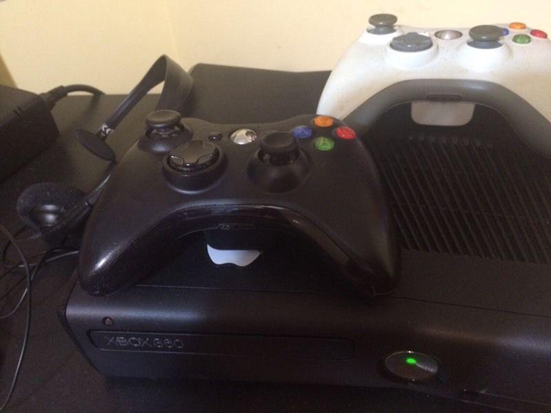 250 GB Xbox 360 (46 Games, 2 Wireless Controllers and 1 Headset)