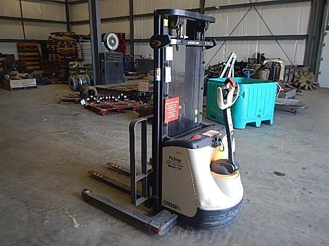 Crown Walk-behind straddle stacker lift truck