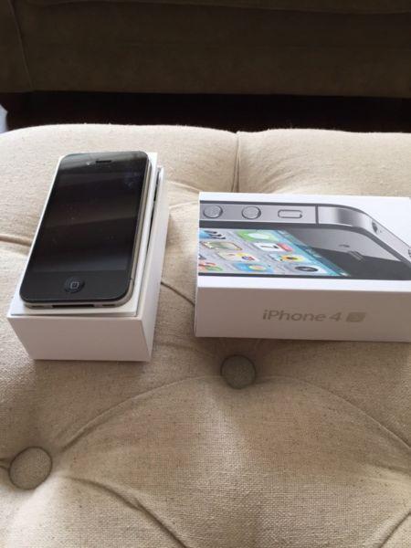 iPhone 4s 16GB Excellent Condition with Accessories