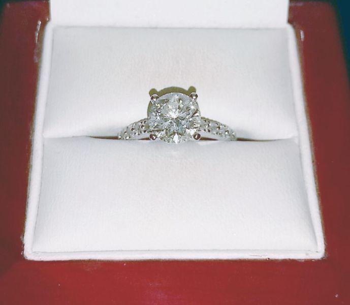 MUST SELL - Beautiful 2.2ct Diamond Engagement Ring 14K