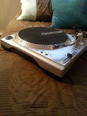 TURNTABLE/RECORD PLAYER READY TO PLAY YOUR NEW OR VINTAGE VINYL