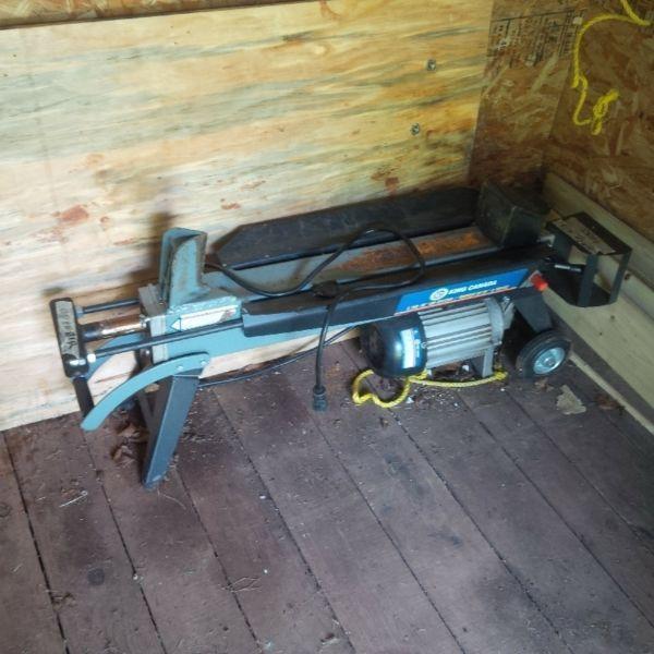 Wood Splitter hardly used 1 year old