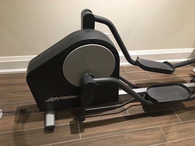 CROSS TRAINER ELLIPTICAL - Life Fitness with electronic display