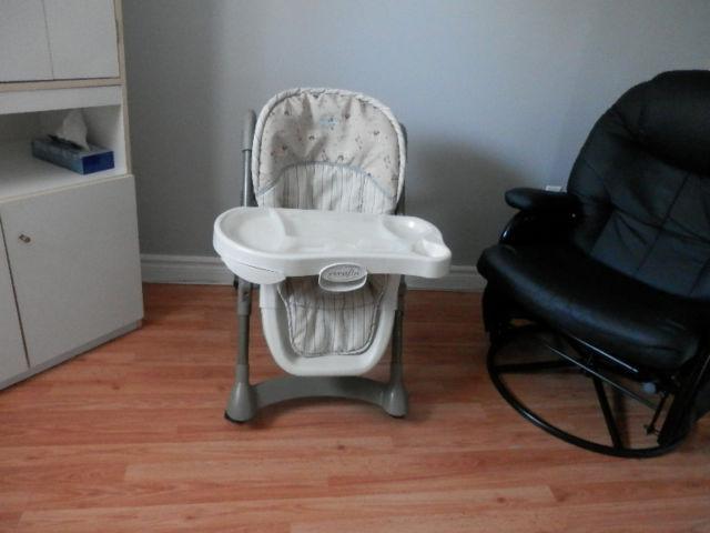 chaise haute bébé,Bonne Qualité,bon état,pliable compact,Roulett