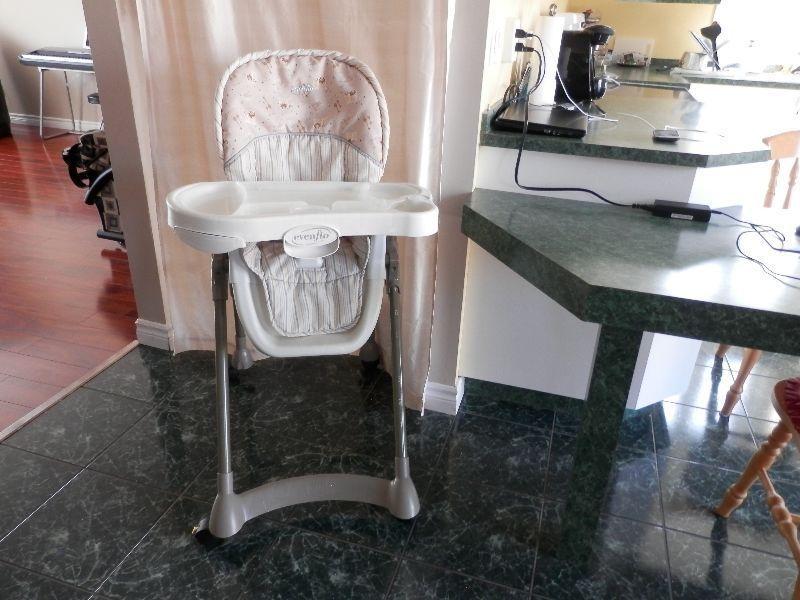 chaise haute bébé,Bonne Qualité,bon état,pliable compact,Roulett