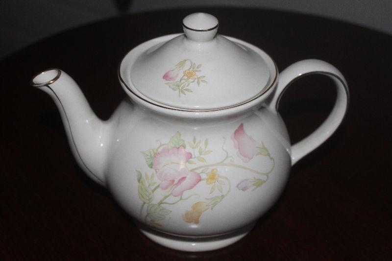 Teapot made in England (like new condition)