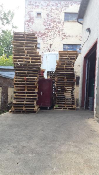 PALLETS OF VARIOUS SIZES