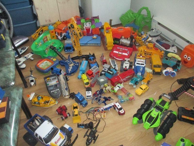 A vendre playmobiles,teleguides et plusieurs autres jouets