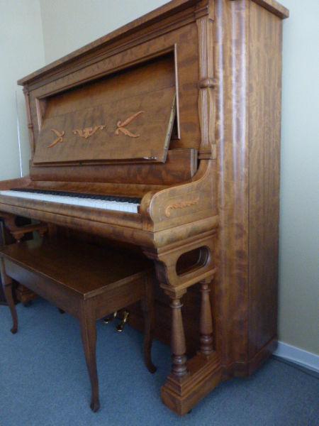 Piano droit en bois massif ancien de marque Kranigh & Bach New Y