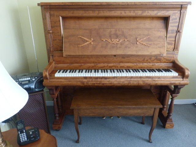 Piano droit en bois massif ancien de marque Kranigh & Bach New Y