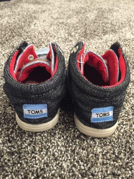 Toms size 7 toddler shoe
