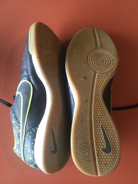Nike soccer court shoes