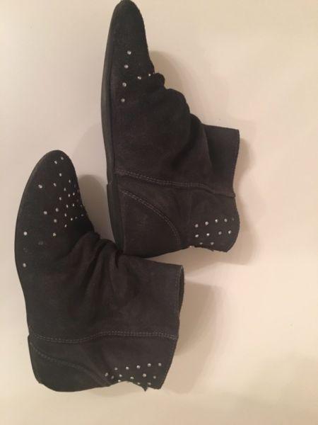 Short suede boots in kids size 11