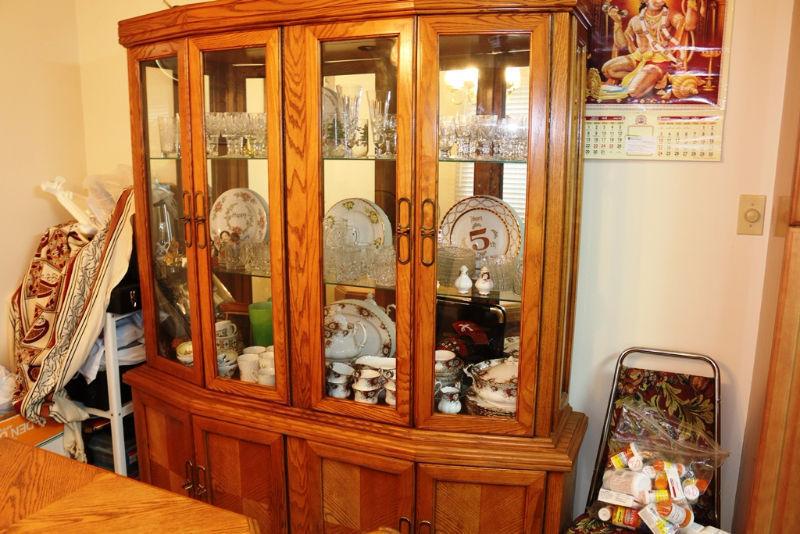 MASSIVE ESTATE MOVING SALE SOLID OAK DINING TABLE CHINA CABINET