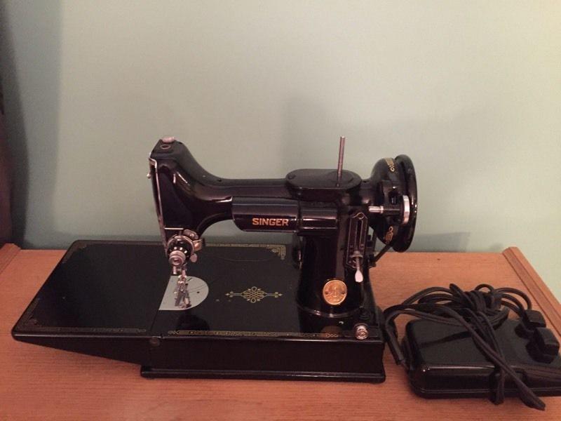 VINTAGE SINGER FEATHER WEIGHT SEWING MACHINE