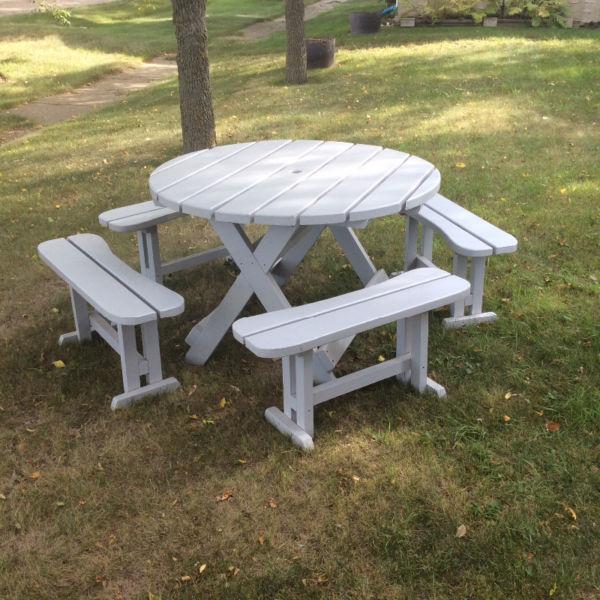 Round picnic table with 4 benches