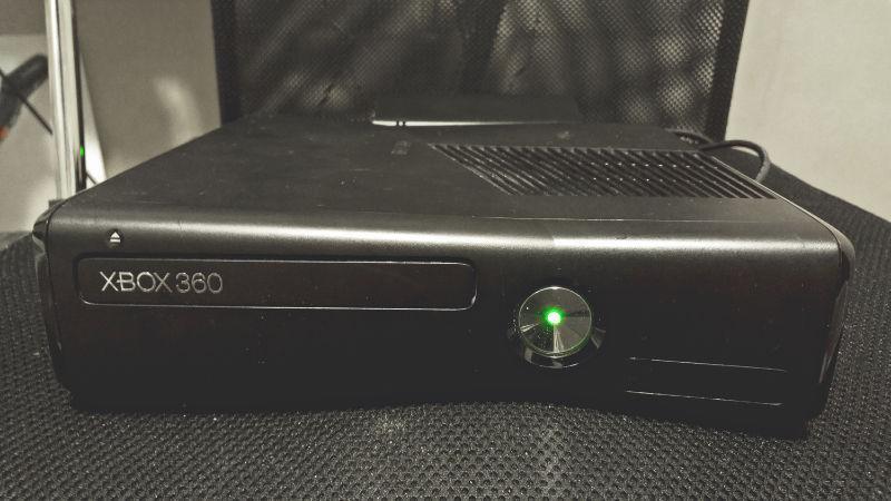 Xbox 360 + Games & Wireless Controller
