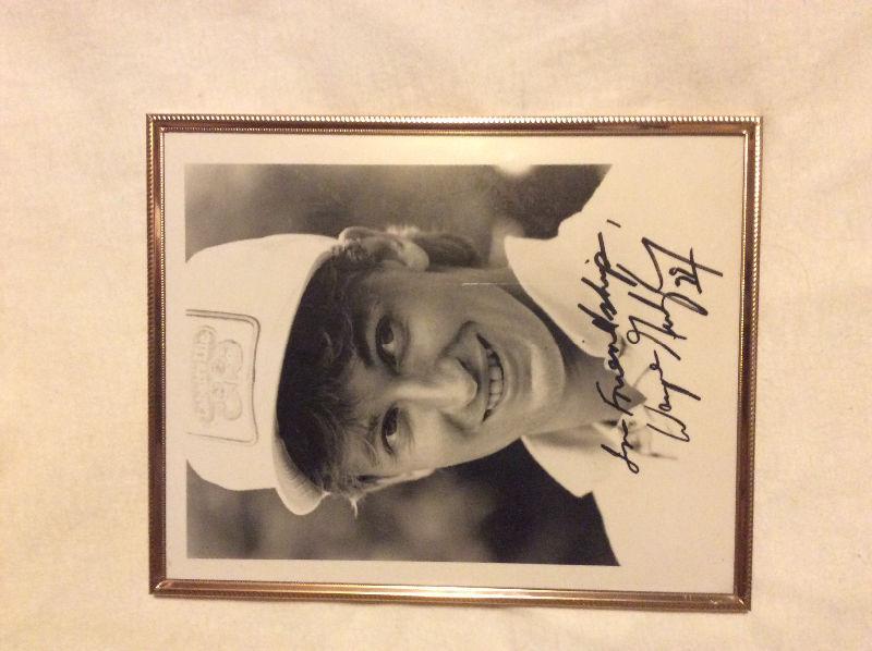 WAYNE GRETZKY AUTOGRAPHED PICTURE FROM 1986 !!! ONE OF A KIND OR
