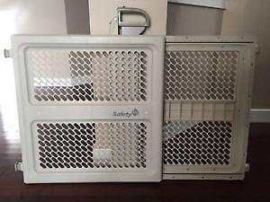 SAFETY GATE / BARRIER EXCELLENT CONDITION