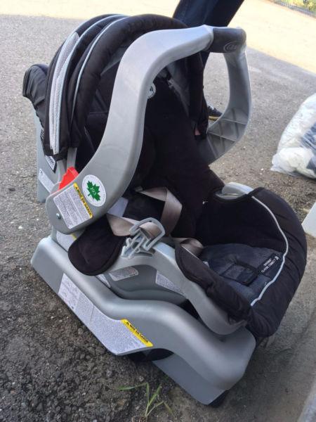 Car seat ( IN VERY GOOD CONDITION)