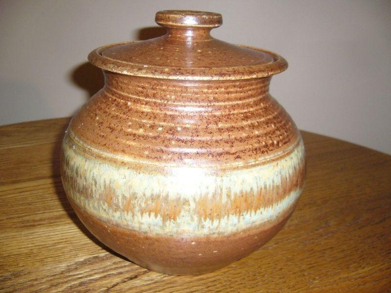 HAND-MADE POTTERY CROCK> great for chili, soup, stews, beans etc