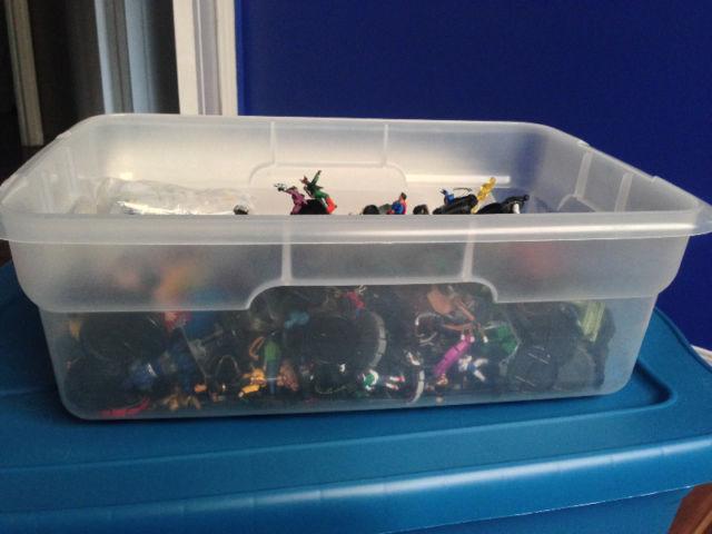 Tub of Heroclix (over 100 pieces)