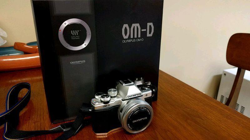 Mirrorless Olympus E-M10 Mark ii + memory card + lens for sale!