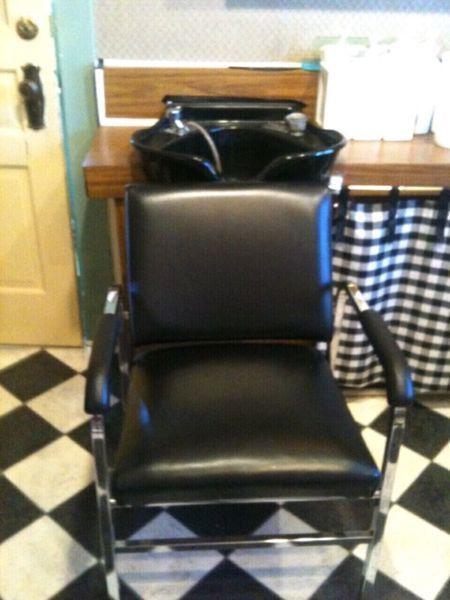 Hairstyling sink and chair (black)