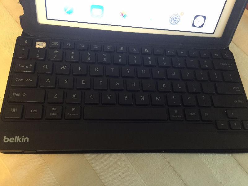 16 GB Ipad (2011) w Belkin Keyboard case