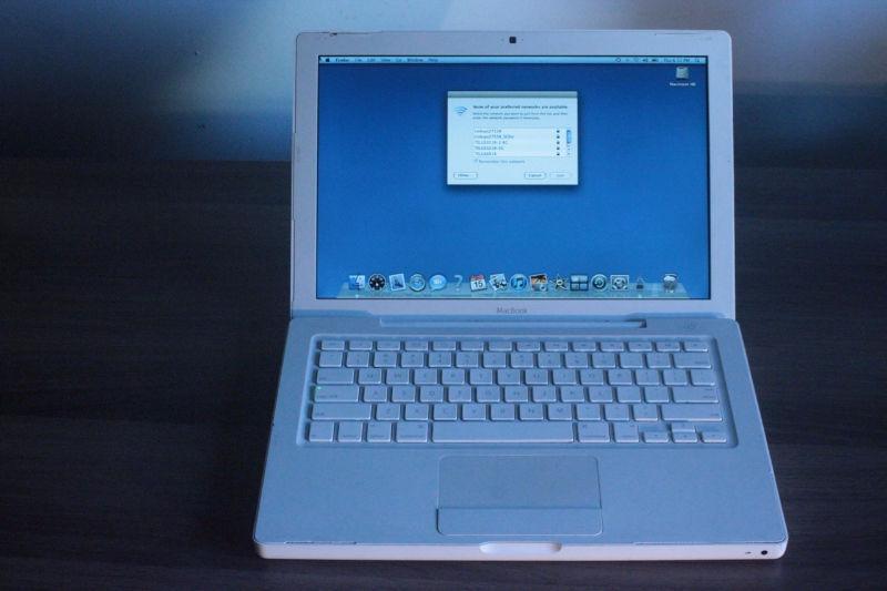 MacBook White 2007 - Works great - Perfect for students