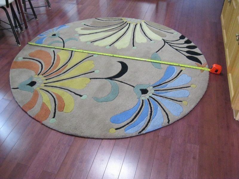6 foot round wool rug, new condition