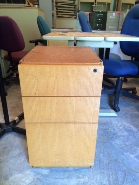 2 or 3 drawer pedestal filing cabinet in metal or laminate (111)