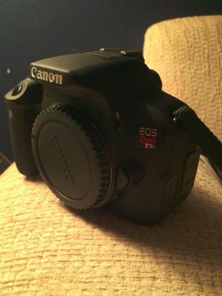 Canon T5i DLSR & lens, BARELY USED, mind condition