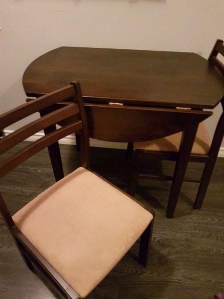 Great compact table and chairs!