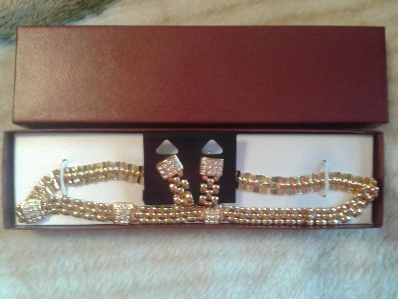 FASHION DESIGNER EARRINGS & NECKLACE SET / BRAND NEW IN BOX